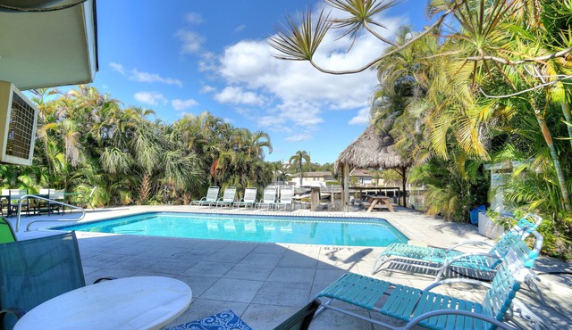 Waterfront Cottage, pool, walking to the Beach and Lauderdale by the Sea Center
