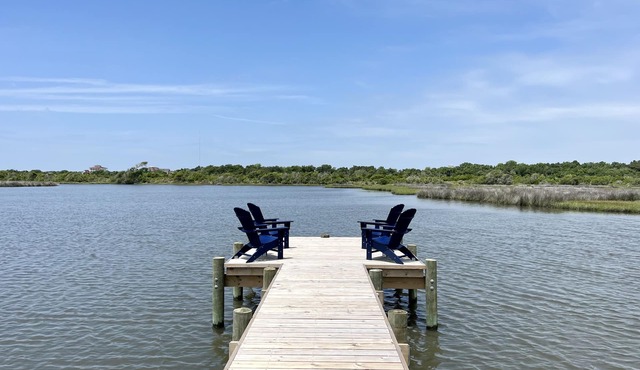 Waterfront Soundside Cottage With Private Dock - Steps To The Beach! Sleeps 4.