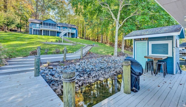 Waterfront: Ideal Dock for Boats, Swimming +Arcade