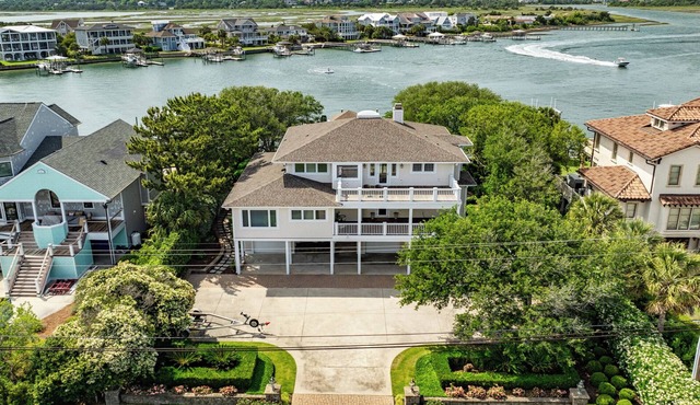 Waterfront Retreat close to Beach Access, 2 Boat Slips, Hot Tub & Elevator