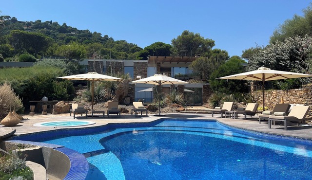 WATERFRONT VILLA PRIVATE ESTATE SWIMMING POOL AND SPA