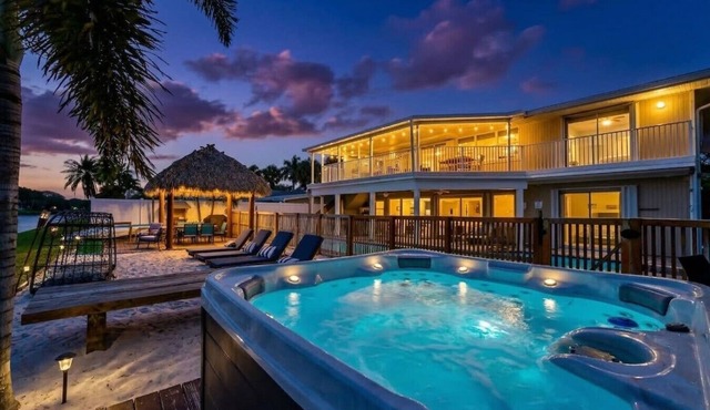Waterfront Villa | BBQ, Pool, Cinema and Tiki