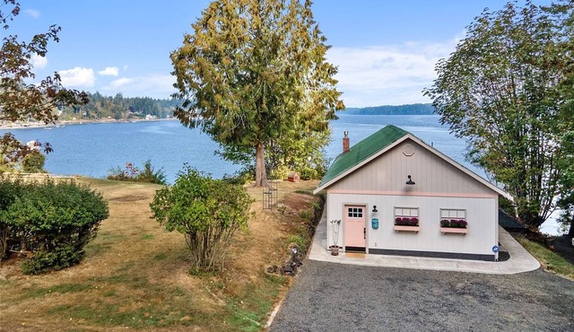 Waterfront vacation cottage on Puget Sound. Kayak from your private beach. Unsurpassed views of Pickering Passage and the Hartstein Island bridge. South end of the Olympic Peninsula, complimentary kayaks.