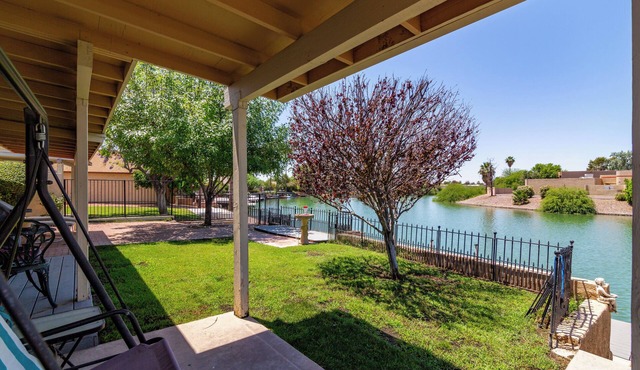 Waterfront Vacation Home Executive Rental-peaceful residential LAKE neighborhood