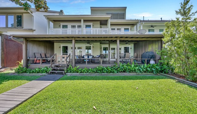 Waterfront Vacation Property - Fully Renovated for your Family to Enjoy!