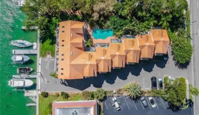 Waterfront view property 5 minutes from the beaches!
