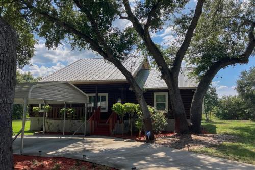 Waterfront Views! Countryside Cabin in Clermont