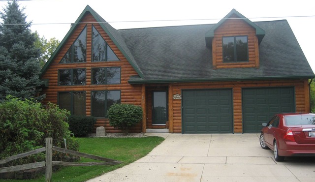 WATERFRONT VIEWS From EVERY Window! CABIN LODGE ON WATER & CLOSE TO EVERYTHING!