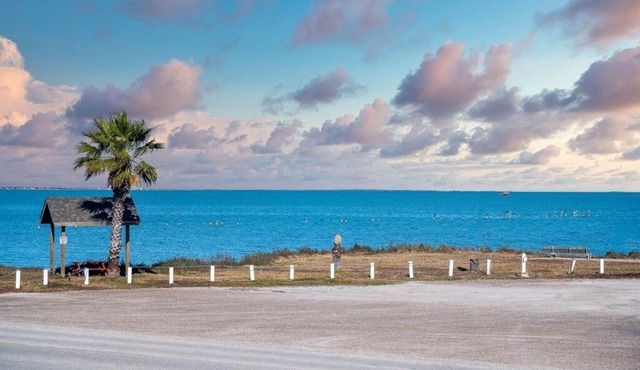 Waterfront Views in Rockport–FultonnStay at our charming motel room.