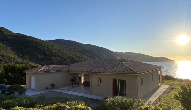 Waterfront villa - Access to a SUPERB cove - Jacuzzi (optional)