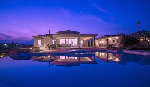 WATERFRONT VILLA DIAMOND WITH DIRECT ACCESS TO THE BEACH & PRIVATE INFINITY POOL