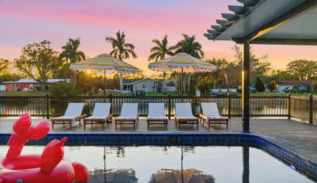 Waterfront Villa! Heated Pool, Paddle Boards, and Game Room, Sleeps 20!