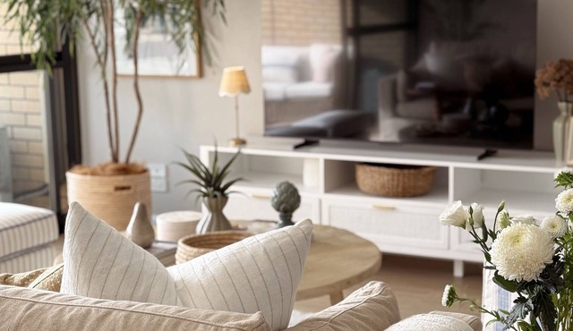 Waterfront Villa, minutes from local Cafe's, Shops and the Broadwater