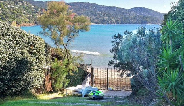 Waterfront villa on sandy beach, private beach, pets welcome.