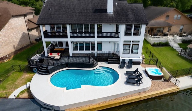 Waterfront villa w/pool, hot tub, outdoor kitchen.