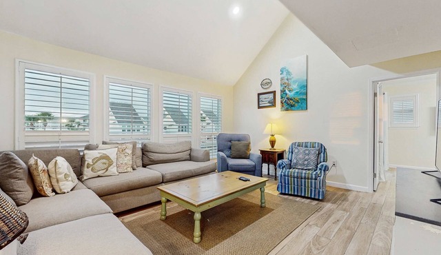 Waterfront villa with multi level home, shared pool & easy beach access