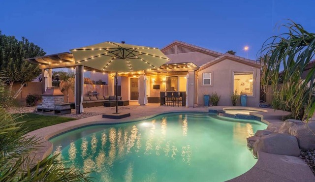 Waterfront Villa with Pool Hot Tub Lounge area