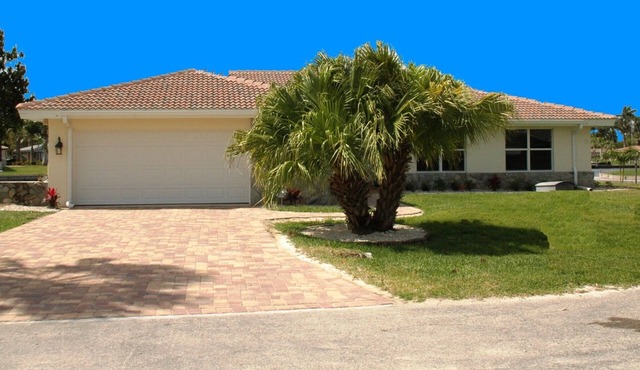 Waterfront Villa with pool - direct sailboat access - only 3 min to the river !