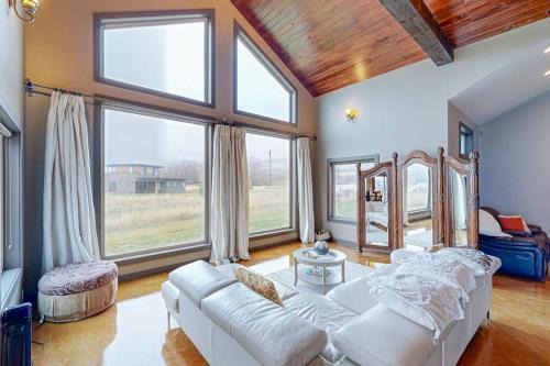 Waterfront vineyard estate with private pool and incredible Gorge views