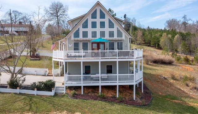 Waterfront Vista (3-Bedroom Chalet) with Mountain view by RedAwning