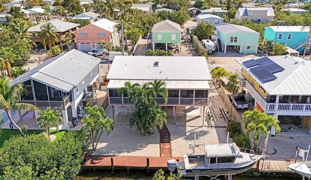 Waterfront w/15lb Boat Lift 2-bedroom house in charming Cudjoe Key