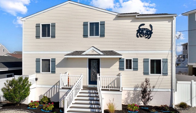 Waterfront w/dock & hot tub, bring your boat/jet ski-5 minutes from beach-LBI!