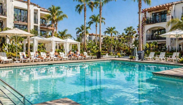 Waterfront w/Heated Pool & FREE PKG