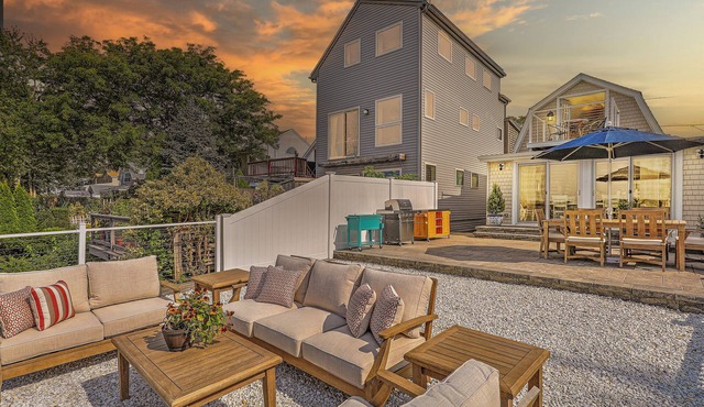 Waterfront w/Private Beach Near Providence