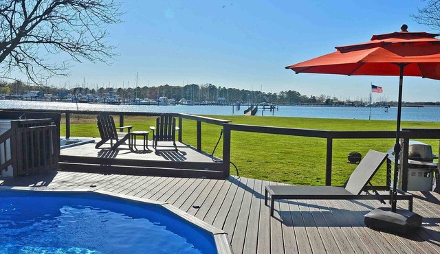 Waterfront w/private pier, pool, Hot Tub, kayaks and in town.
