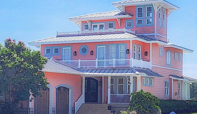 Waterfront, walk to Beach-5BR w/Views, Decks, Firepit & Amenities