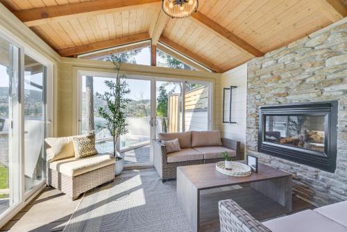 Waterfront Washington Getaway with Hot Tub and Deck!