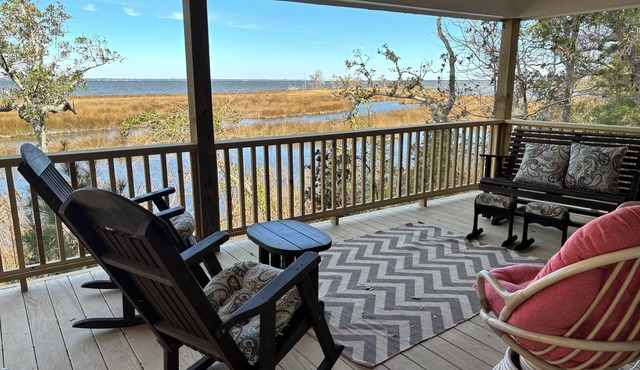 Waterfront Waterway Home in Beaufort on the Neuse River, Family and Pet friendly