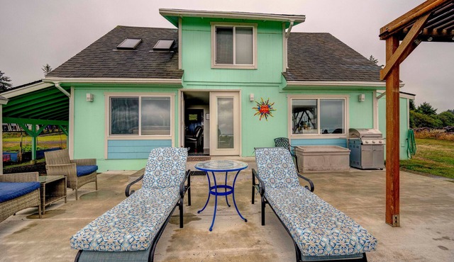 Waterfront Willapa Bay Cottage | Sleeps 8