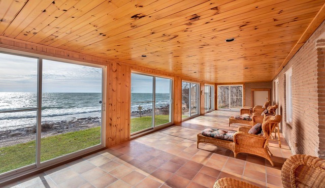 Waterfront with $1M view!