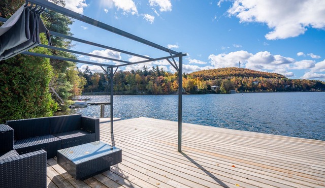 Waterfront with amazing terrasse on Orford lake with inground salt spa and sauna