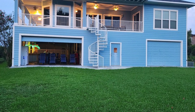 Waterfront with Boat Slip, Sports Bar, SUP'S, Great Location!