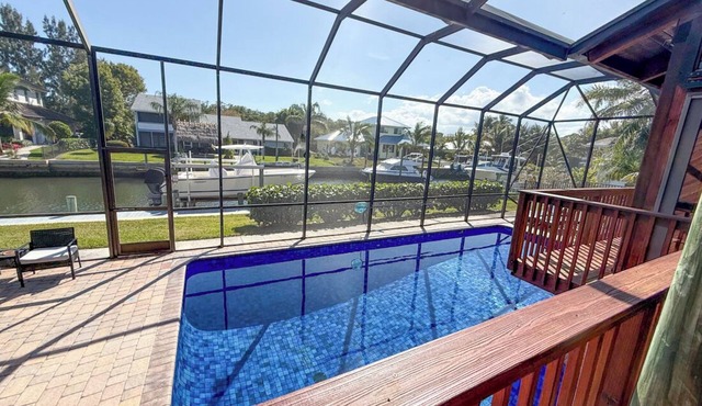 Waterfront with boat dockage and pool - Bring your boat/fish off the dock!