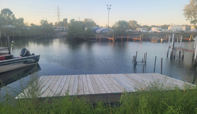 Waterfront with boat dock 3-bedroom house on Detroit River canal. Good for 8