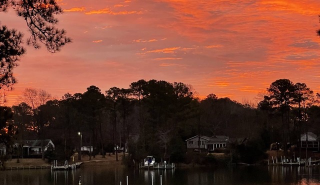 Waterfront with dock, kayaks, canoe, 4-bedroom, sleeps 10