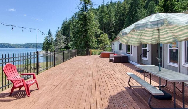 Waterfront with Hot tub, Fire-pit, Kayak