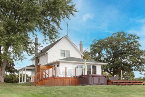 Waterfront with Hot Tub Joanie's Farmhouse