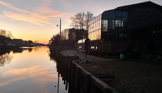 Waterfront with HUGE bulkhead, Minutes to Bay and Beach, Kayaker's Paradise