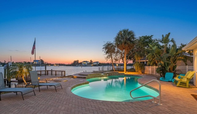 Waterfront with Pool, Ping Pong table, 3 Kayaks, Fishing Pier, Private Access to the Gulf