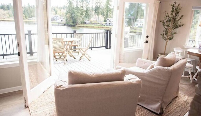 Waterfront Wollochet Cottage