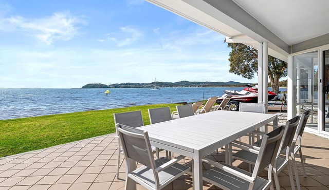 WATERFRONT WONDERLAND - 5 Bedroom Luxury Beachfront House with a Lift!