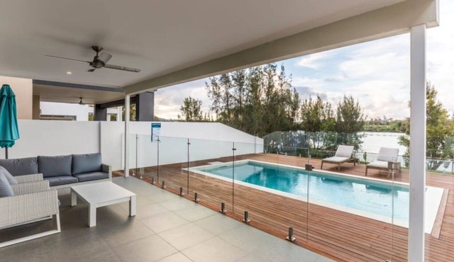 Waterfront Wonder - Pool, Views & Luxury in Helensvale