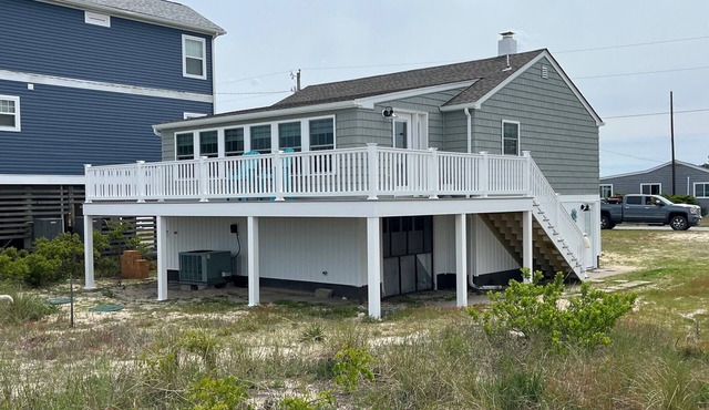 Waterfront- Yr 2025 Downstair den; no pet fees; toiletries for your convenience.