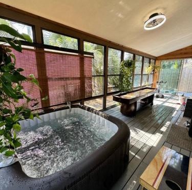 Waterfront Zen-Dock, Paddleboards, Jacuzzi & Games