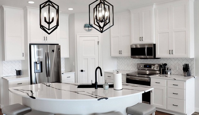 WaterfrontCondo!BridgesBay!AmazingViews!Pets!Pools!Fitness!Arcade!4kingbedrooms!