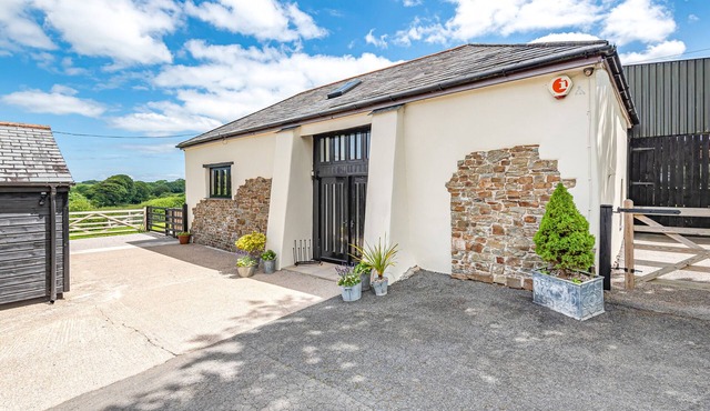 WATERLAND OLD BARN, pet friendly, with open fire in Bradworthy
